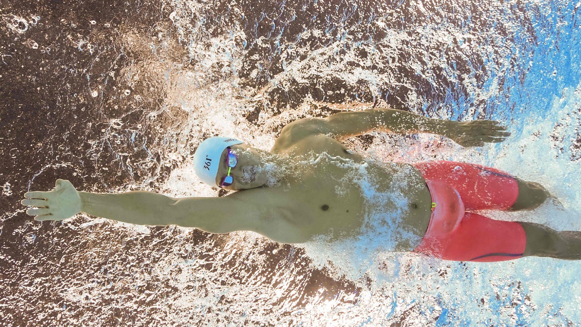 街头力量举世锦赛 露天场地卧推硬拉引观众围观